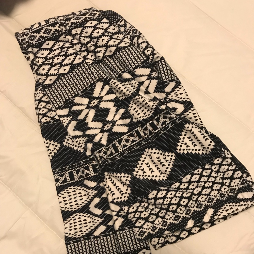 Medium black and white leggings
